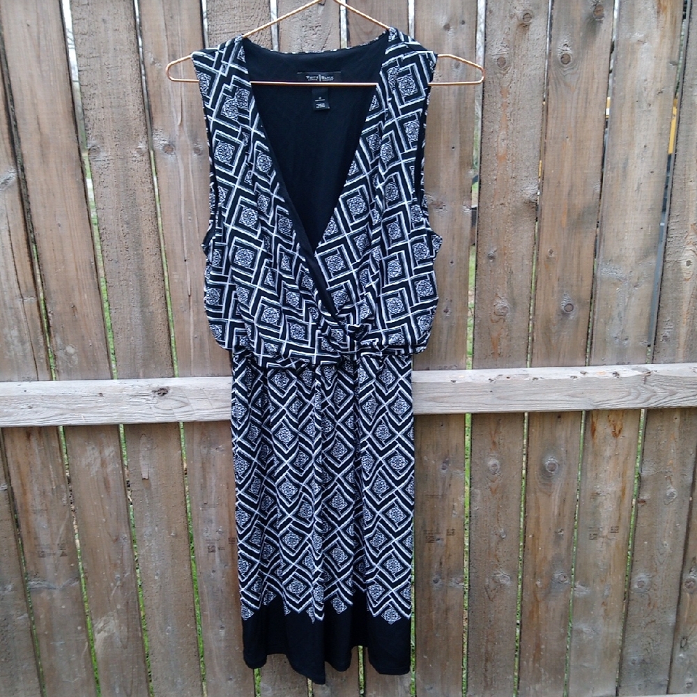 WHBM Patterned Silky Flowy Sleeveless V Neck Dress Elastic Middle Stretchy